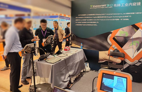 韋林工業(yè)內(nèi)窺鏡團(tuán)隊(duì)向觀(guān)展用戶(hù)介紹韋林內(nèi)窺鏡的應(yīng)用